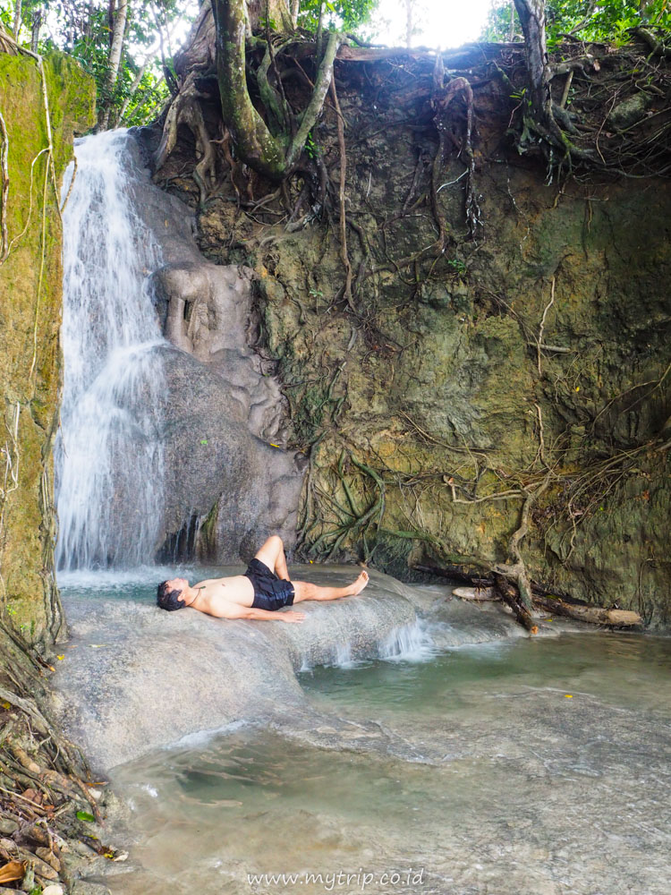 INILAH AIR TERJUN YANG JATUH KE LAUT DI KEI BESAR AIR TERJUN HARANGUR